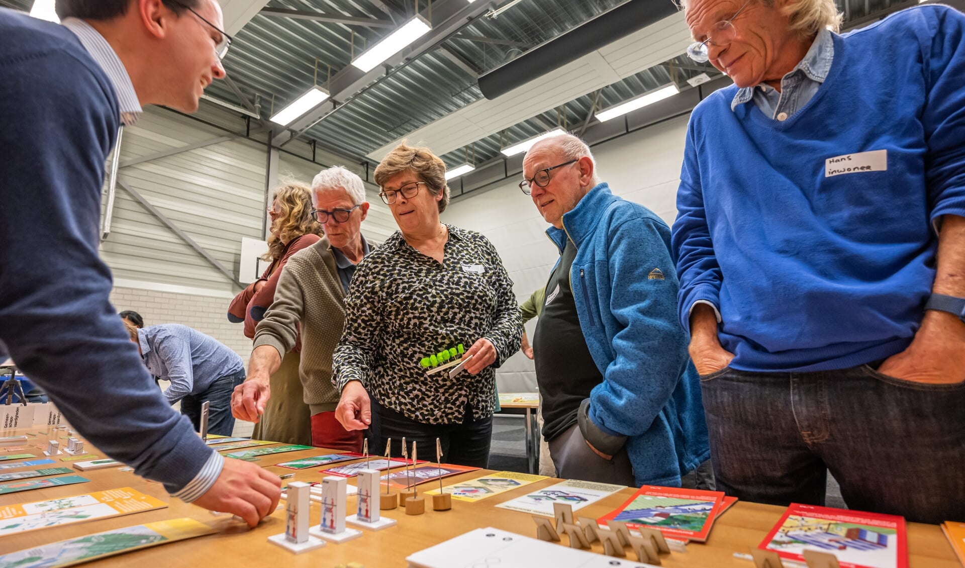 Inwoners van het dorp, de gemeente en andere partijen bogen zich over de Klimaatschets van Ooltgensplaat (Foto: Wim van Vossen).
