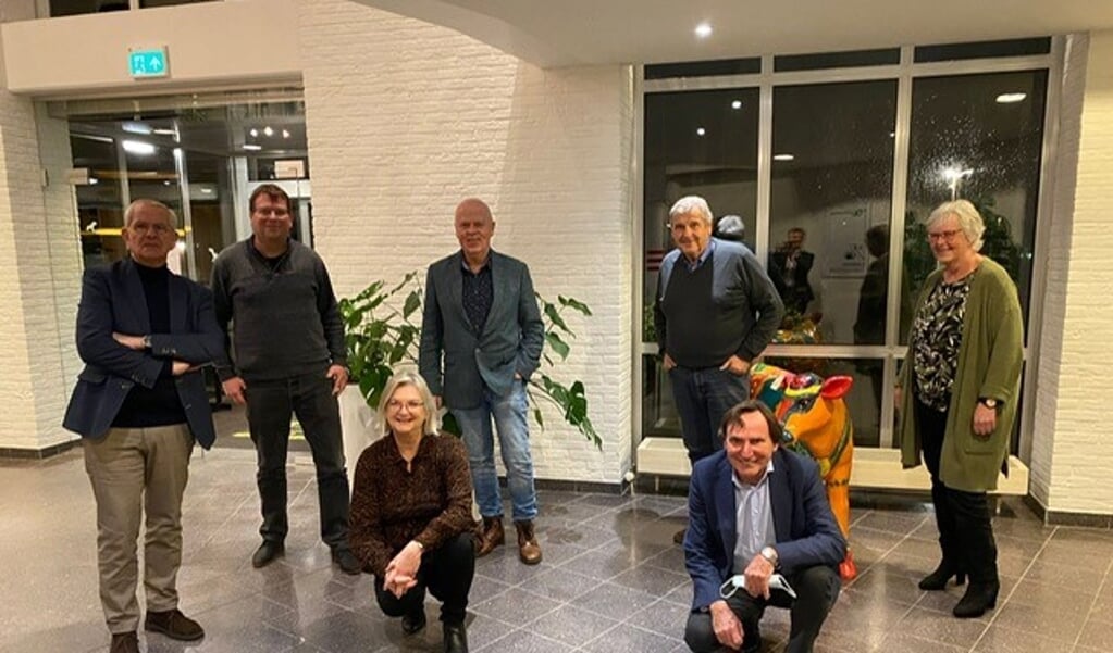 Fracties van  EVV en VKGO in huidige samenstelling. Met wethouder Berend Jan Bruggeman (VKGO), voorzitters Johan de Vos (VKGO) en Aat van Alphen (EVV) en raadsleden Willy Heintjes, Akkie Krouwel en Jannie Campfens (allen VKGO) en Henk van der Meer (EVV).