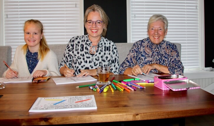 Van links naar rechts Hanna van Kempen, moeder Nicole van Kempen-Jordaan en oma Laura Jordaan (Foto: Klazina de Bakker).