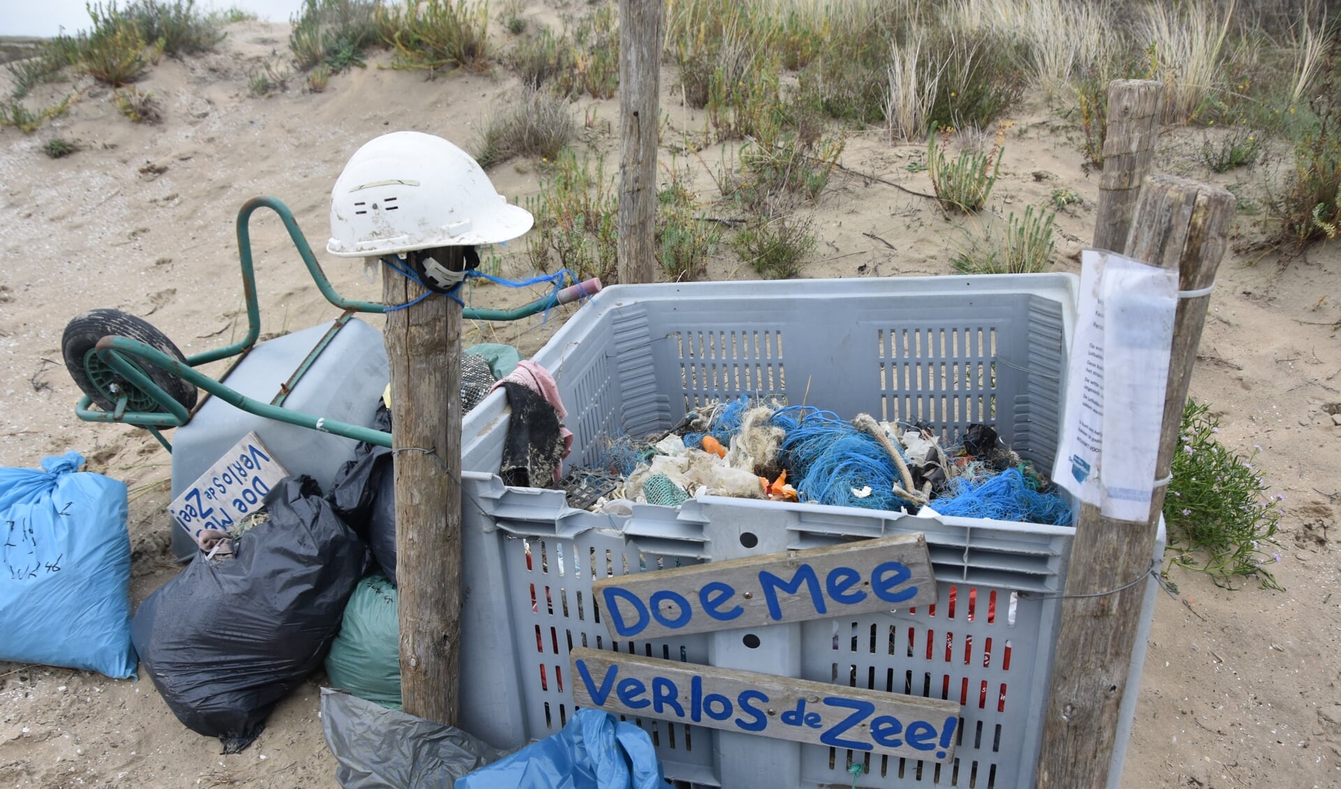 Bij het schoonmaken van de stranden langs de kop van het eiland zijn ook particulieren actief. (Foto: Adri van der Laan)
