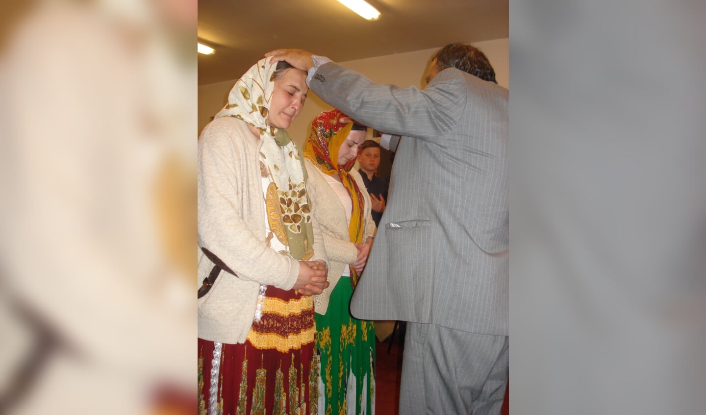 Twee zigeunervrouwen worden als nieuwe leden van de gemeente in Uioara door ds. Husar bevestigd.