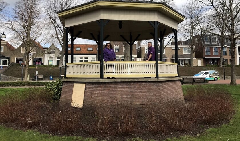 <p>Bestuurslid Caroline van Drenth en voorzitter a.i. Peter van Helden van Stichting Hart van Goeree-Overflakkee (Foto: Klazina de Bakker).</p>