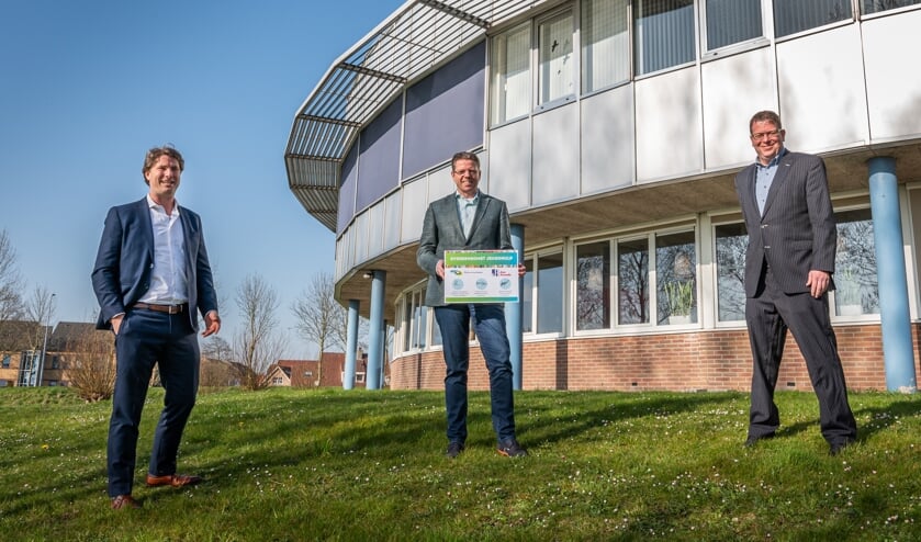 <p>V.l.n.r. directeur Jochem van Doorn, directeur Marcel Lekkerkerker (beide Jan Arends) en wethouder Berend Jan Bruggeman (Foto: Wim van Vossen).</p>