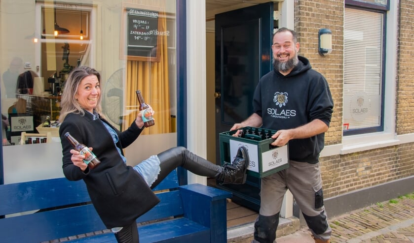 <p>Rianne Edeweerd en Jan-Willem Kramer met het speciale Roparun-biertje van Solaes (Foto: Sam Fish).</p>