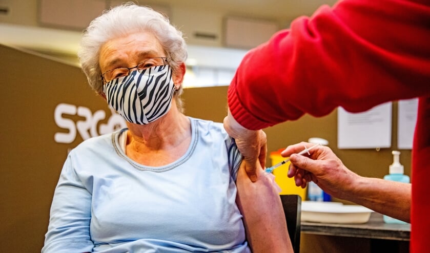 <p>Het eerste vaccin was voor mevrouw van den Doel-Kattestaart uit Nieuwe-Tonge (Foto: Jeffrey Groeneweg/Qphoto).</p>