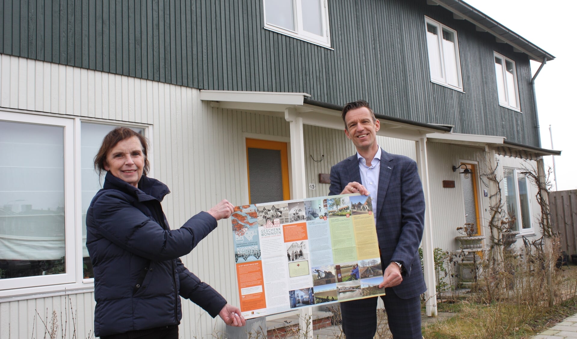 Daan Markwat ontvangt het eerste exemplaar van de routekaart Geschenkwoningen uit handen van Patty van der Kleij, projectleider erfgoedlijn Goeree-Overflakkee bij de provincie Zuid-Holland (Foto: Kees van Rixoort).