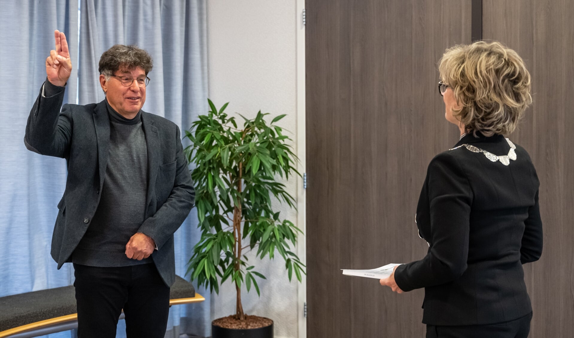 Bram Pijl wordt beëdigd door de burgemeester (Foto: Wim van Vossen).