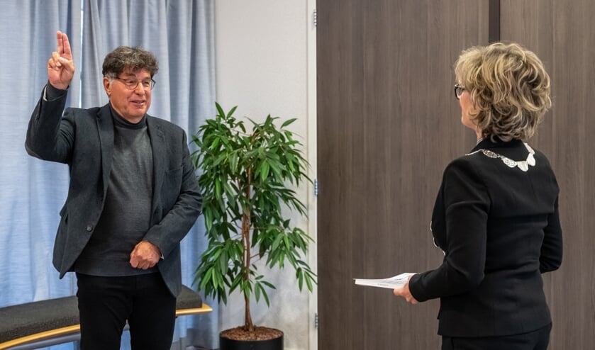 <p>Bram Pijl wordt beëdigd door de burgemeester (Foto: Wim van Vossen).</p>