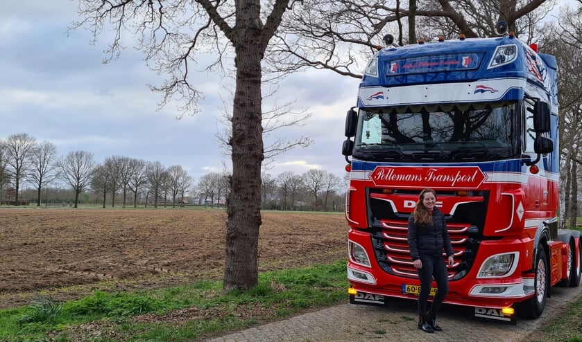 <p>Anne-Marije bij haar vrachtwagen (Foto: Klazina de Bakker).</p>