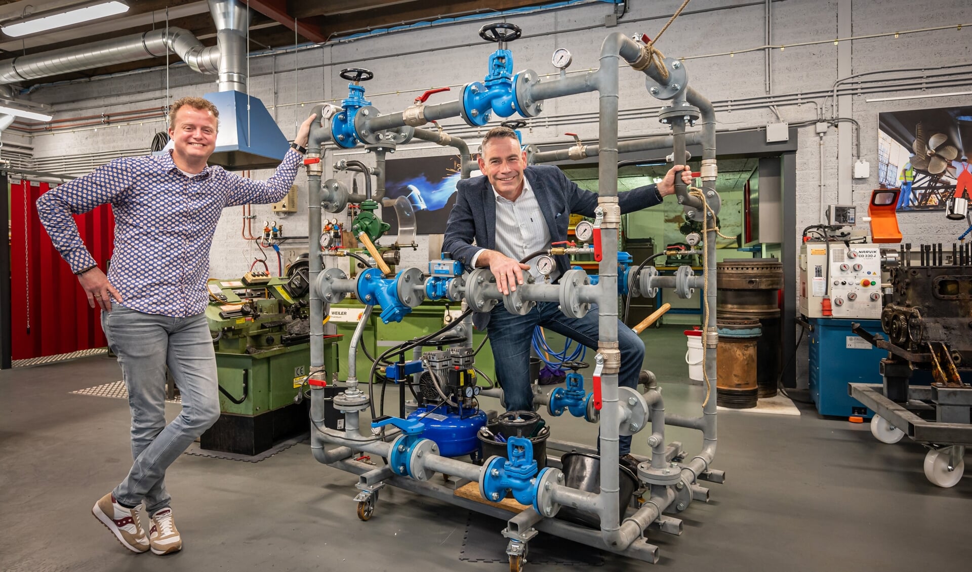 Hans Boele en Cor van Wijngaarden in het technieklokaal van de STC Campus in Stellendam (Foto: Wim van Vossen).