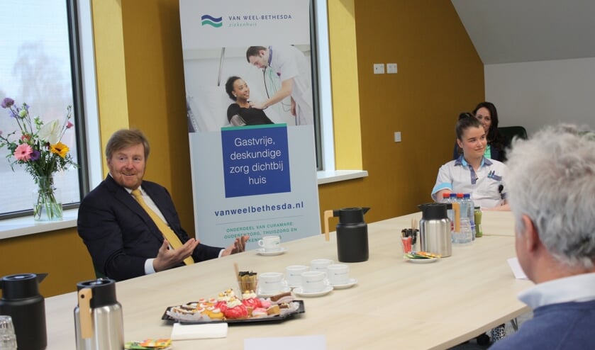 <p>De koning in gesprek met het zorgpersoneel (Foto: Kees van Rixoort).</p>