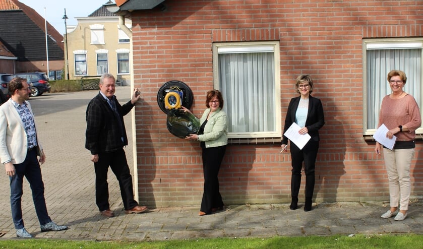 <p>Op de foto v.l.n.r. Jan Meinster, Willem van de Veer, Irene Drenth, burgemeester Grootenboer en Annelies van den Hoek (Foto: Mirjam Terhoeve).</p>