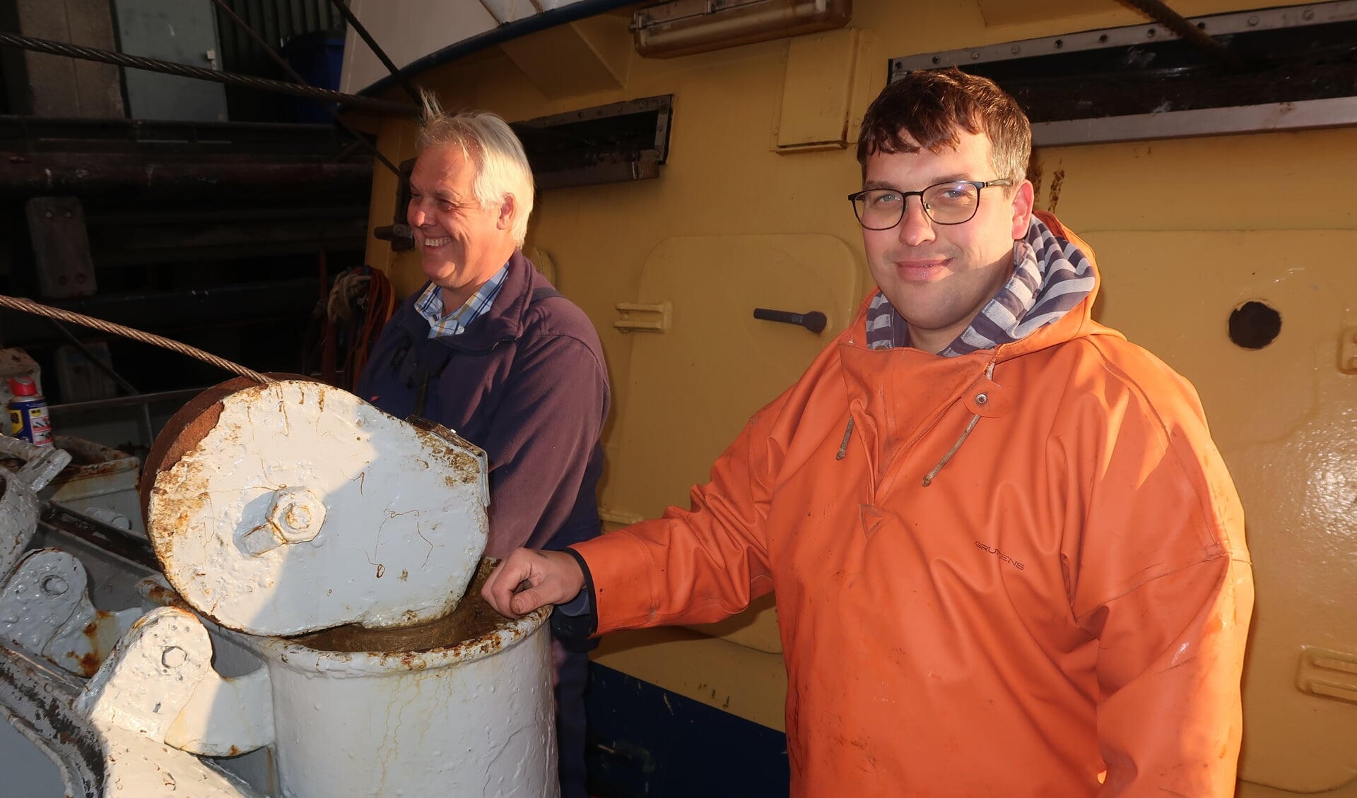 Jan (links) en zoon Hans Tanis aan boord van de pulskotter GO-37 (Foto: W.M. den Heijer).