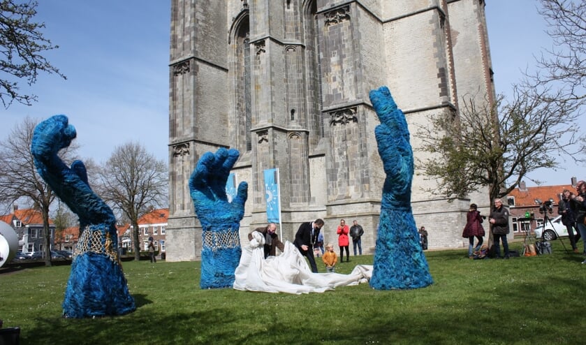 <p>Kunstwerk Pluis, waarin 60 procent vispluis van de Kwade Hoek is verwerkt.</p>
