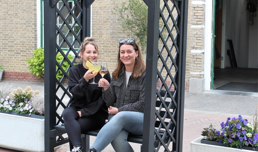<p>Marissa en Sharon toosten op een geslaagde testvakantie (Foto: Mirjam Terhoeve).</p>