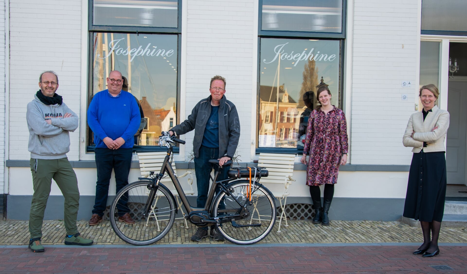 V.l.n.r.: Peter de Jager (fietstotaal), Ronald de Koning (BIZ Middelharnis), Johan, Hennie van den Hoek-Van Dam (De Ouwe Stempel) en Petra Rabouw van Hoedenhuijs Josephine (Foto: Sam Fish).
