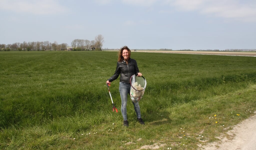 Chantal Lammeree raapt bijna dagelijks zwerfafval in en rond Sommelsdijk (Foto: Klazina de Bakker).