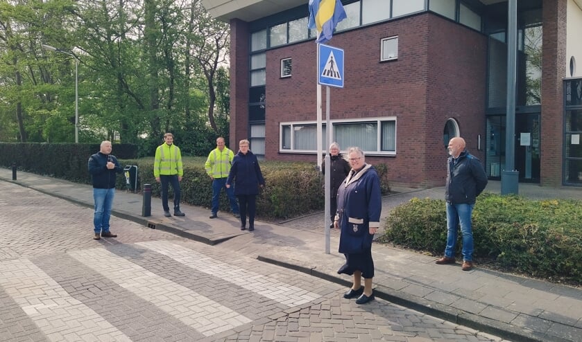 <p>Op de foto naast wethouder Tea Both-Verhoeven en een aantal medewerkers van de Buitendienst, de heer Klaas Rozeboom van Pol Heteren (de leverancier van de verkeersborden) en drie leden van de dorpsraad Nieuwe-Tonge in Bloei!, namelijk Anne-Karin Guijt-Holleman, Piet de Gans en Nel Kralt.</p>