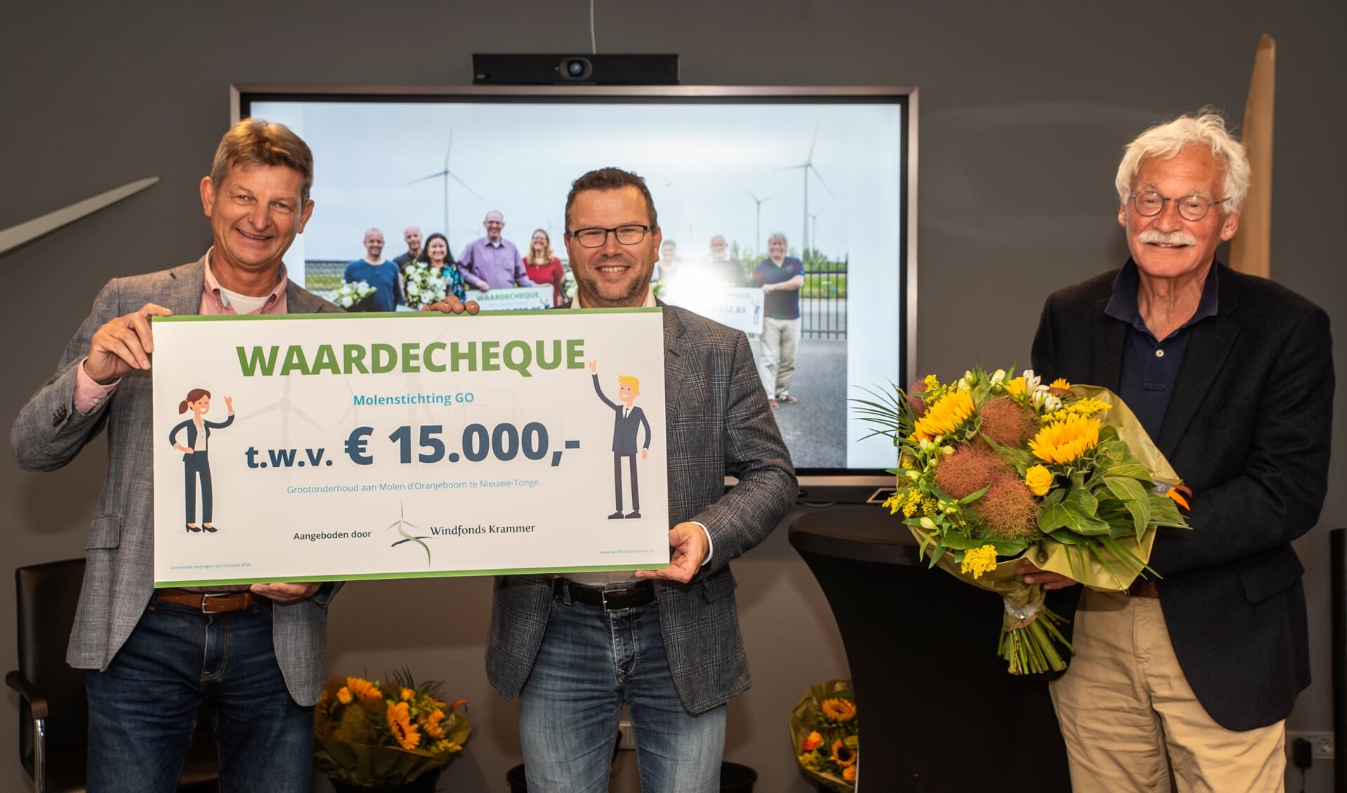 Namens Molenstichting Goeree-Overflakkee hebben Corstiaan Kleijwegt en Hendrik den Boer zojuist een cheque van € 15.000 in ontvangst mogen nemen (Foto: Hans Villerius).