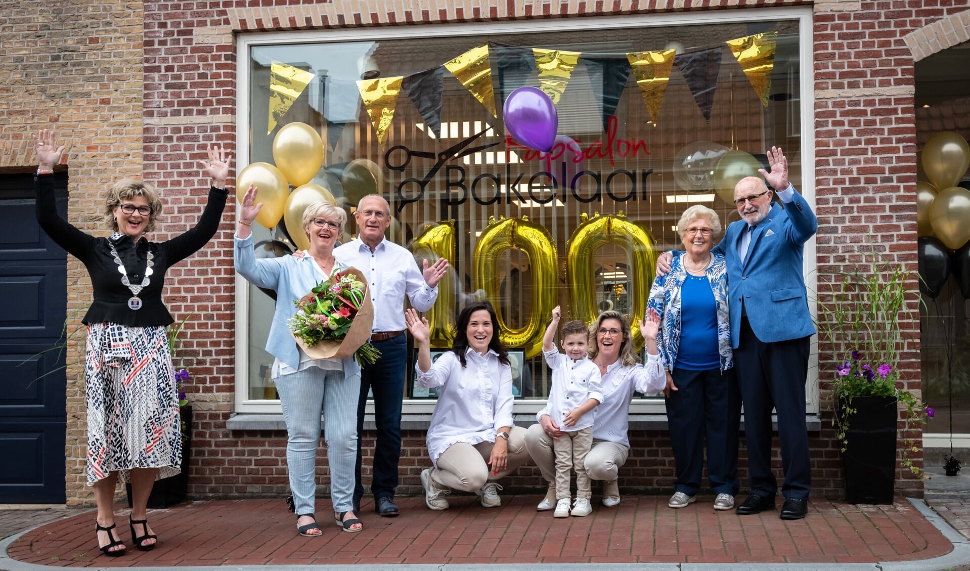 Burgemeester Ada Grooteboer feliciteerde kapsalon Bakelaar met het 100-jarige bestaan (Foto: Wim van Vossen).