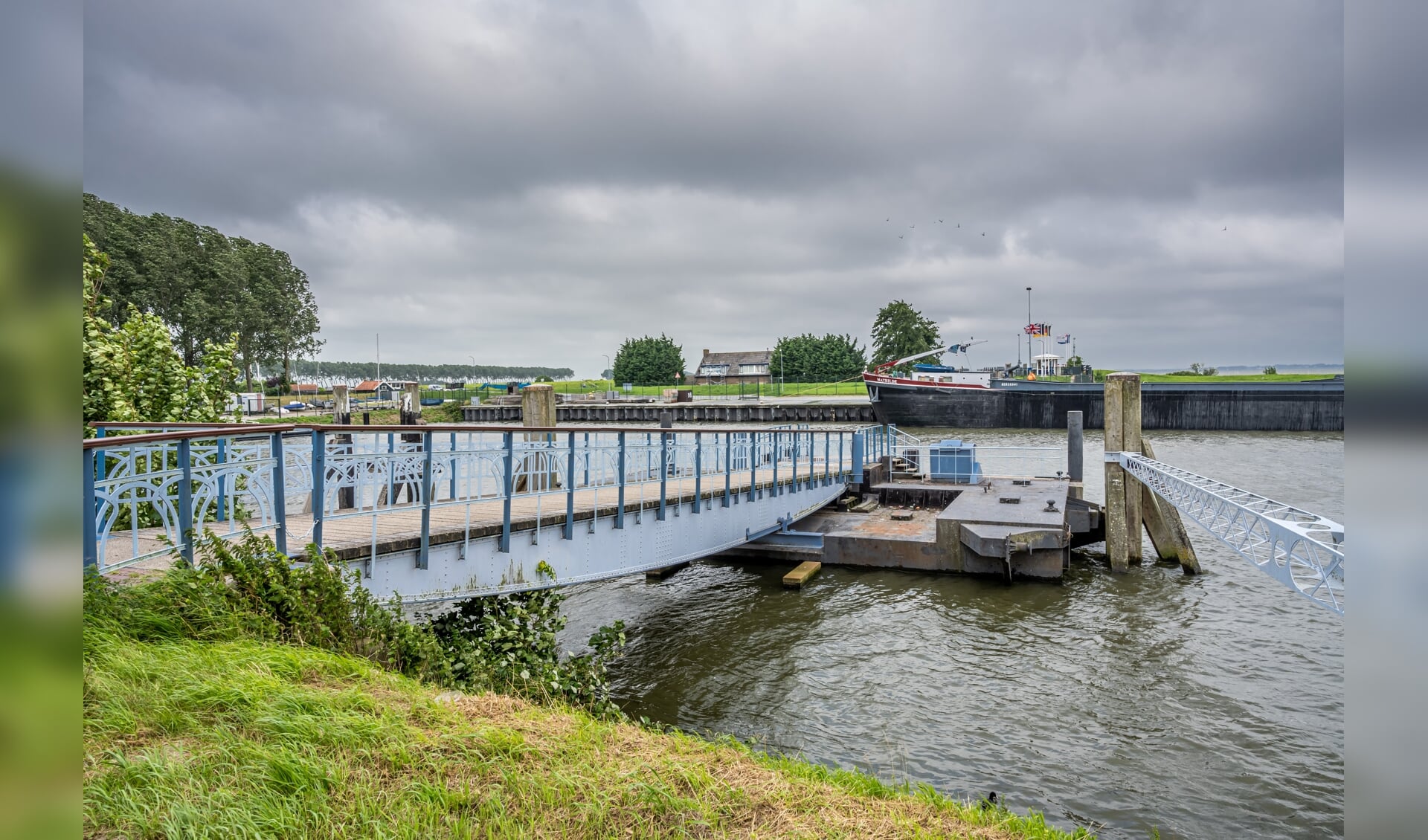 Buitenhaven van Middelharnis met aanlegsteiger voor de veerdiensten (Foto: Wim van Vossen).