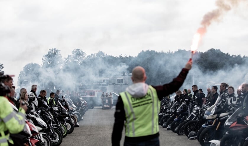 <p>Ook op het eiland namen meer dan 100 (oud)leerlingen, vrienden en bekenden afscheid van de motoragent.</p>