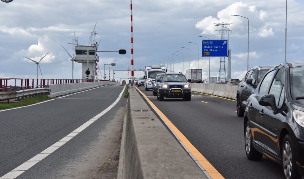 Nu nog met 50 km/h over de Haringvlietbrug en af en toe even dicht, maar dat is niets vergeleken met de stremmingen in 2023 en 2024 (Foto: Hans van Loon).