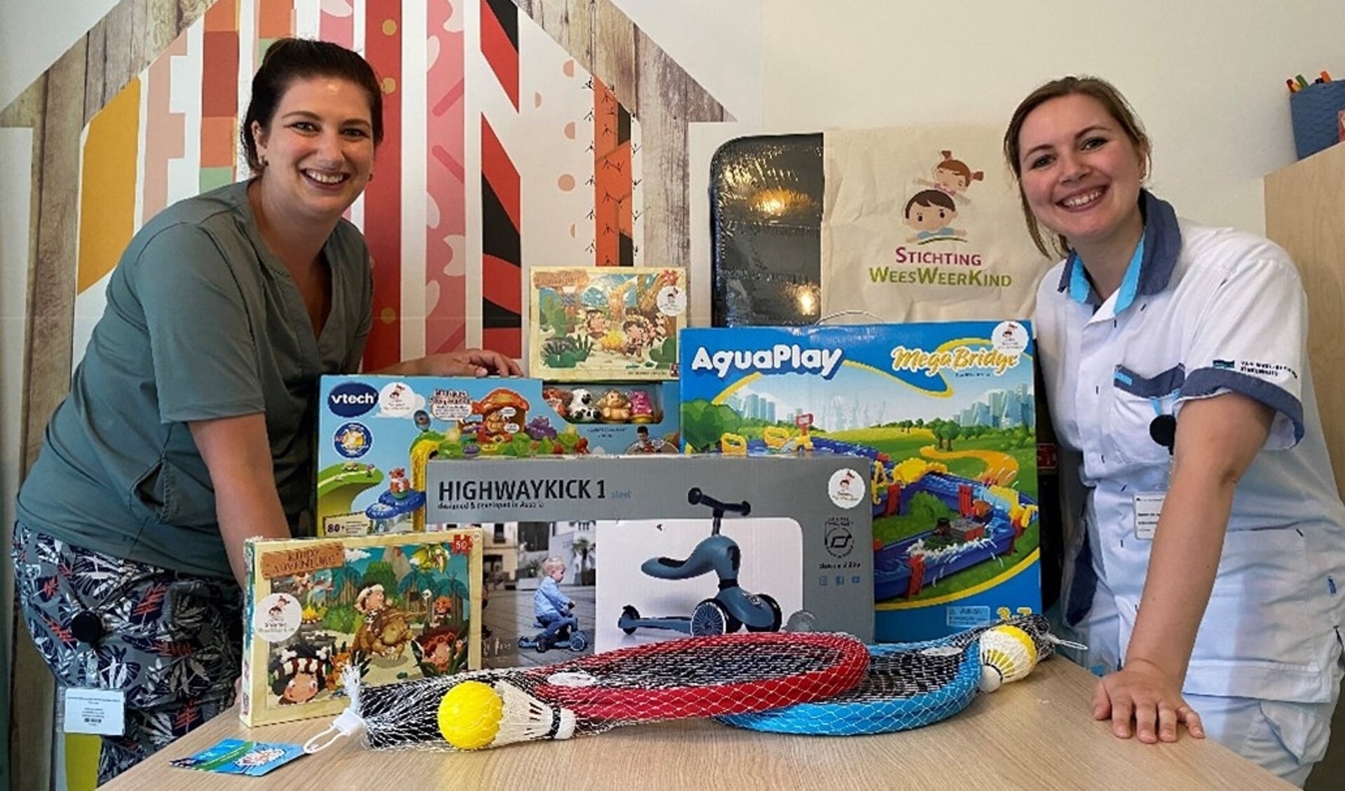 Pedagogisch medewerker Ilonka (links) en kinderverpleegkundige Sanne met het door de stichting WeesWeerKind geschonken speelgoed.