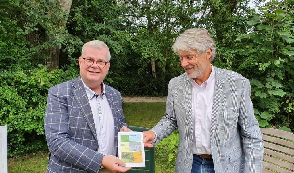 Brochure-overhandiging door Willem Leeuwestein (Foto: Jaap Ruizeveld).