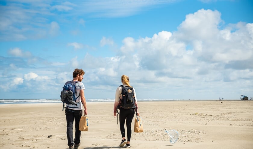 Peuken rapen langs de kust. Foto: Linde van Asperen, Stichting De Noordzee.