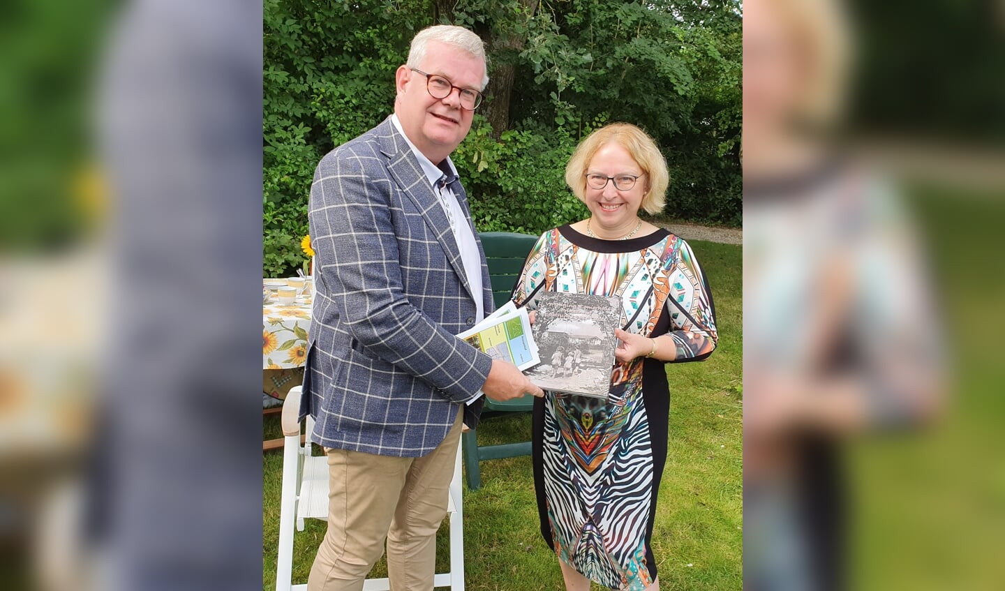 Historisch boekwerk aangeboden door dr. Armgard Heine (Foto: Jaap Ruizeveld)