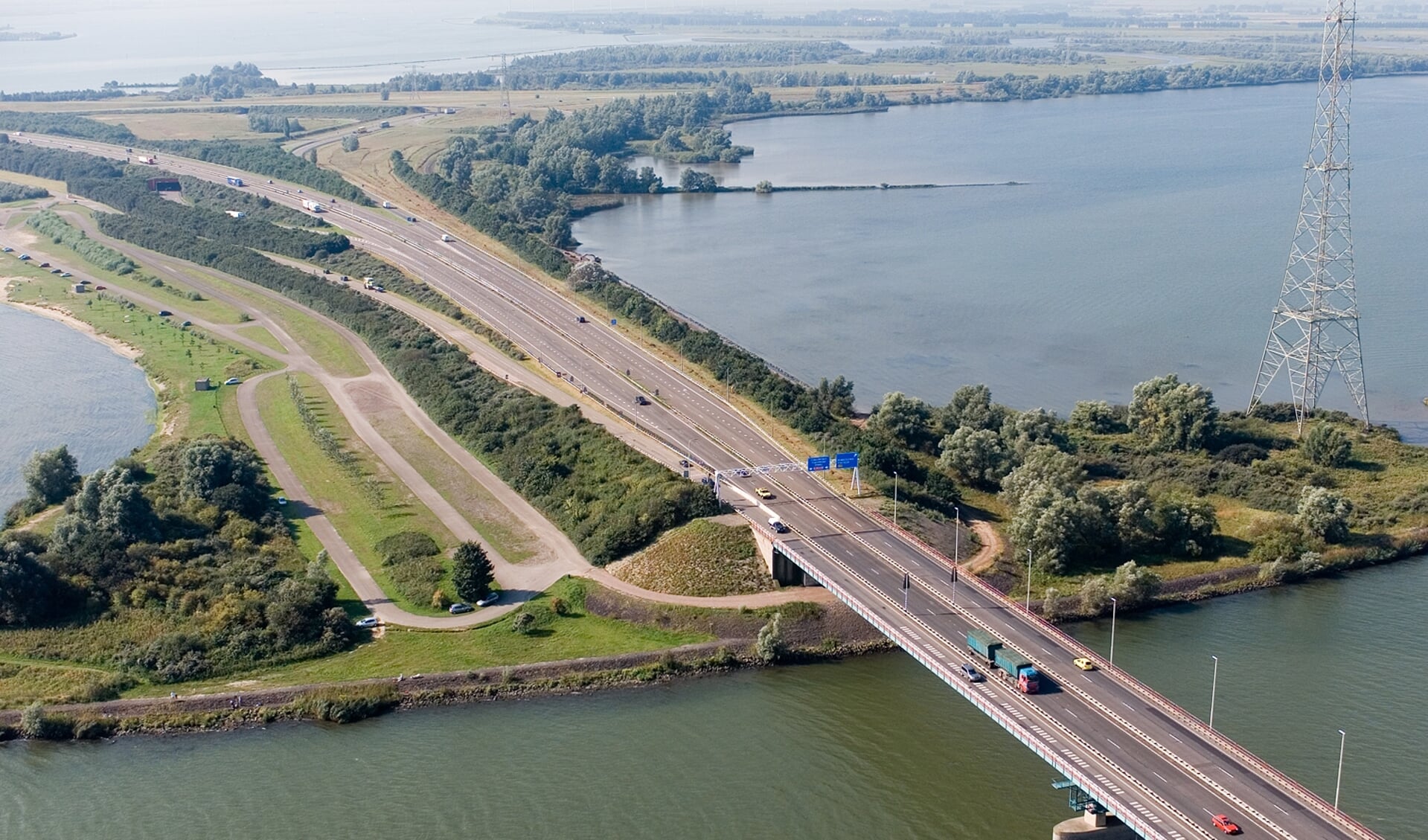 De Haringvlietbrug (Foto: Beeldbank RWS | Joop van Houdt).
