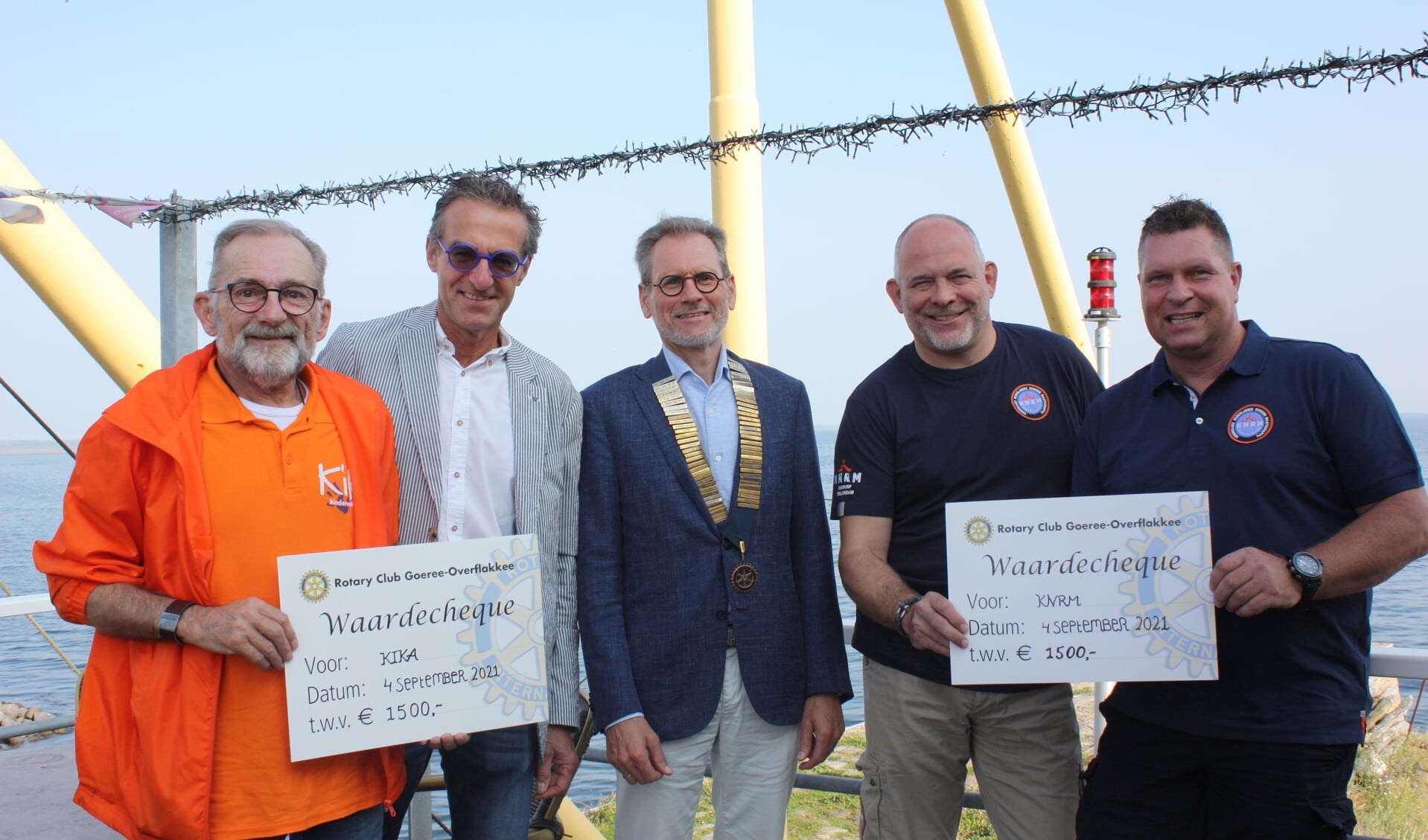 V.l.n.r. Kees Witte van KiKa, Hans Pijls, Rotary-voorzitter Bram Cornelissen en John Brökling en Coen van der Linde van de KNRM Ouddorp.