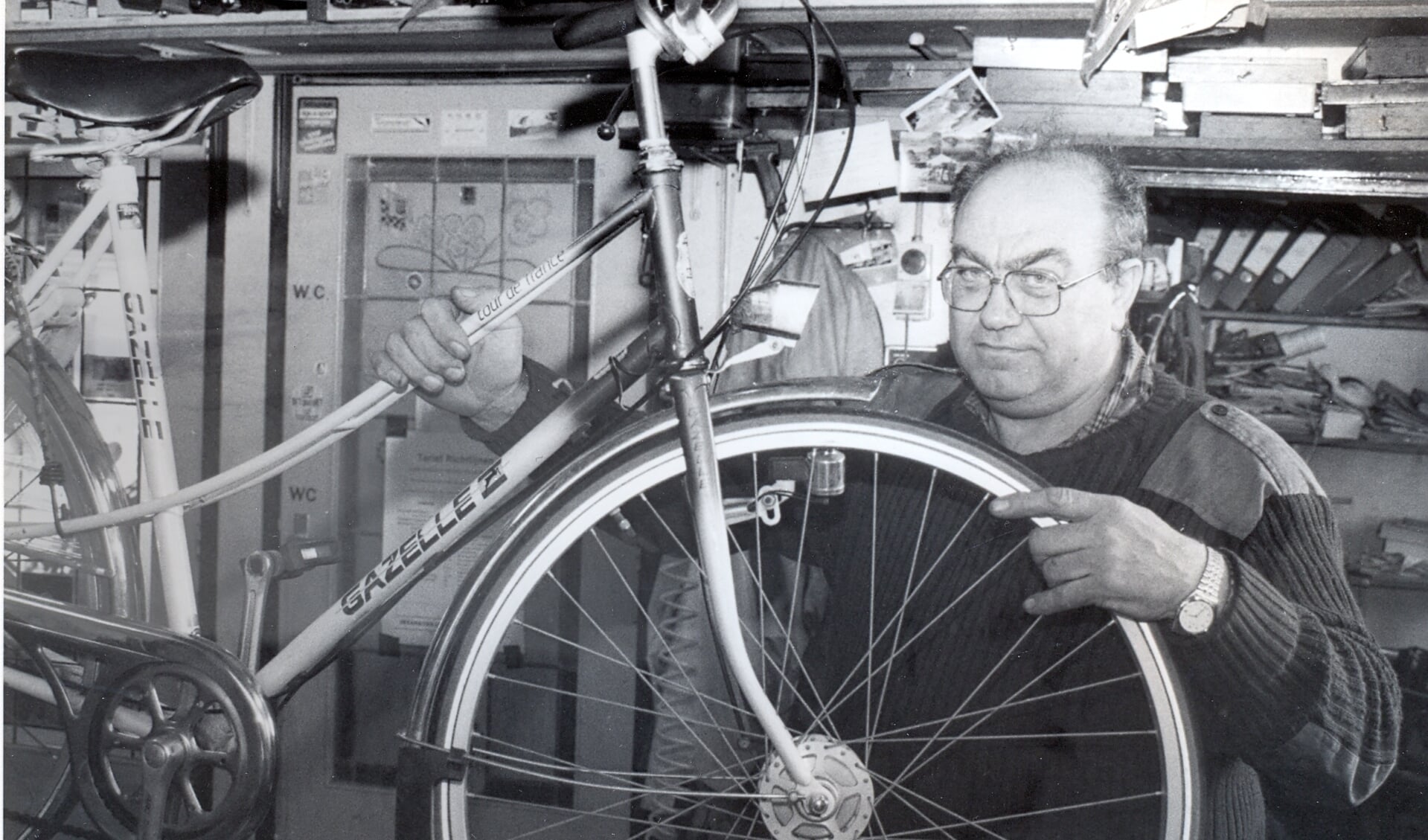 Fietsenmaker Piet Keizer aan het werk in 1992 (Foto: archief Eilanden-Nieuws).