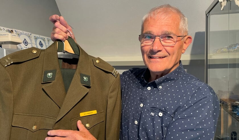 <p>Wim Grinwis met zijn oude uniform (Foto: Pauline Hof).</p>