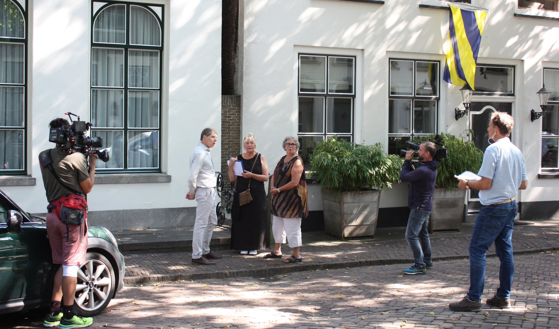 Opnames tijdens de handtekeningenactie in de Voorstraat (Foto: Kees van Rixoort).