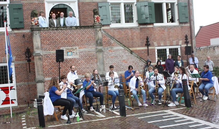<p>Op het bordes: burgemeester Ada Grootenboer, Pau Heerschap, Hans van der Schraaf en Piet van de Ree, voorzitter van het Welzijnsfonds Oostflakkee (Foto: Kees van Rixoort).</p>
