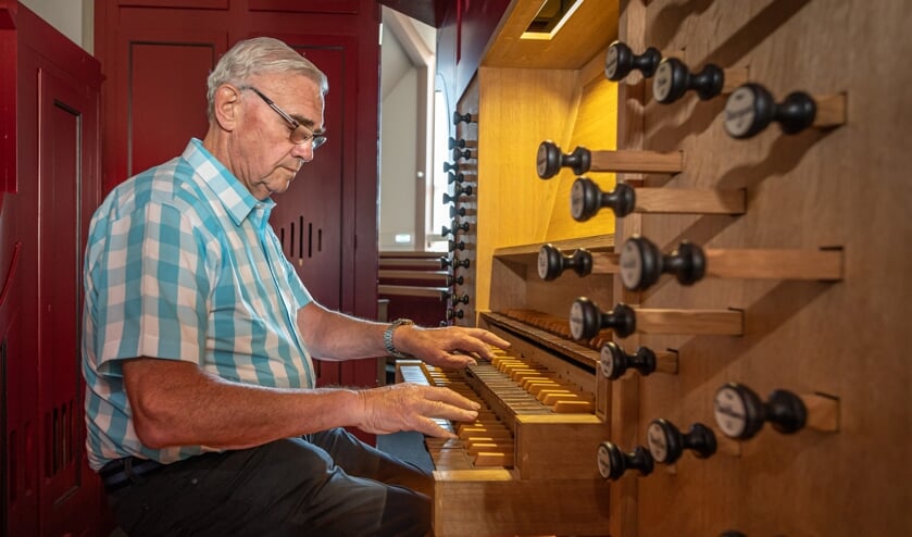 <p>Kees Grinwis achter het Edskes orgel in het kerkgebouw van de HHG Ouddorp (Foto: Wim van Vossen).</p>