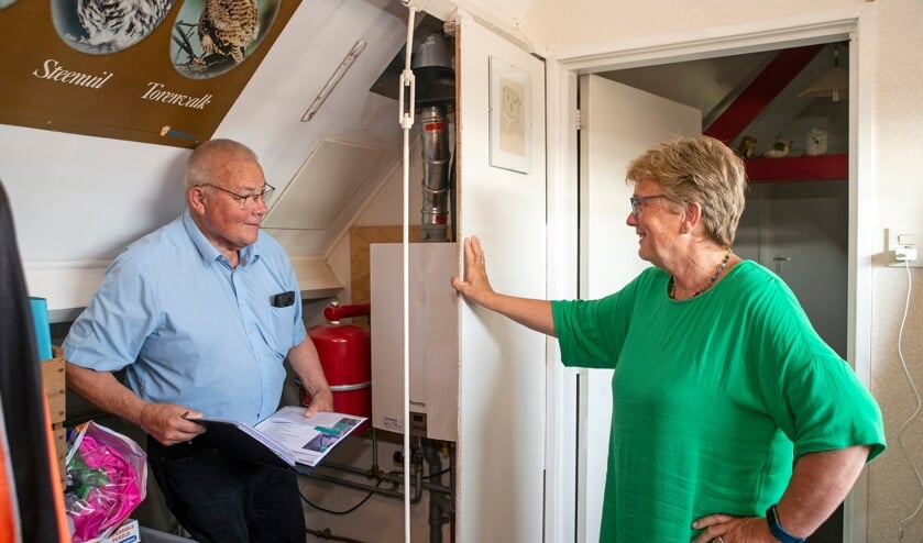 <p>Wethouder Tea Both en Energiecoach Piet Berrevoets in de woning van de wethouder. (Fotocredit: Hans Villerius)</p>