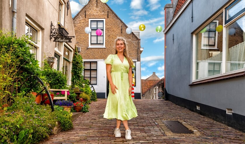 <p>Daphne Lodder op de Kaai en het slop tussen Spuistraat en Oostdijk in Middelharnis (Foto: Jaap Peeman). </p>