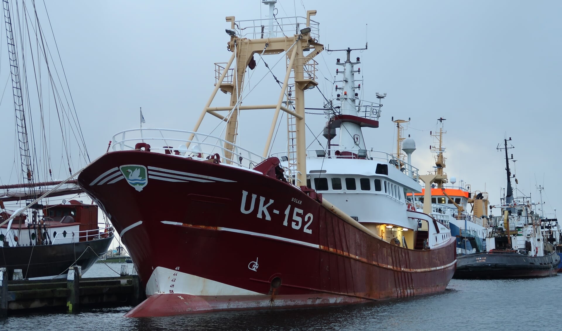 De UK-152 ligt al lange tijd afgetakeld in de binnenhaven van Stellendam. (Foto: W.M. den Heijer)