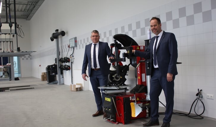 Wim Andries (links) en Twan van der Made in de werkplaats van het nieuwe pand (Foto: Kees van Rixoort).