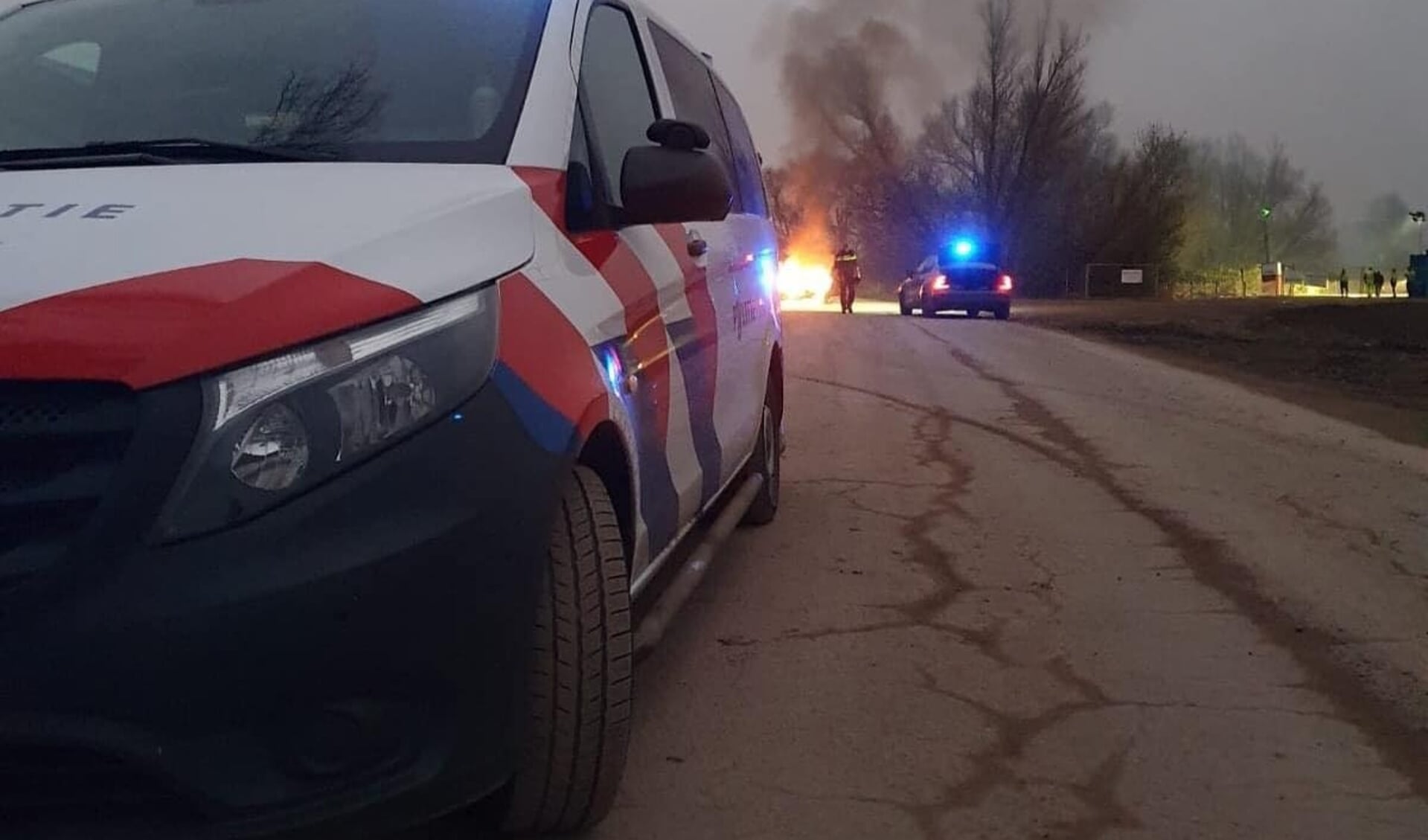 De auto van de verdachten vloog na de botsing in brand (Foto: Politie Hoeksche Waard).