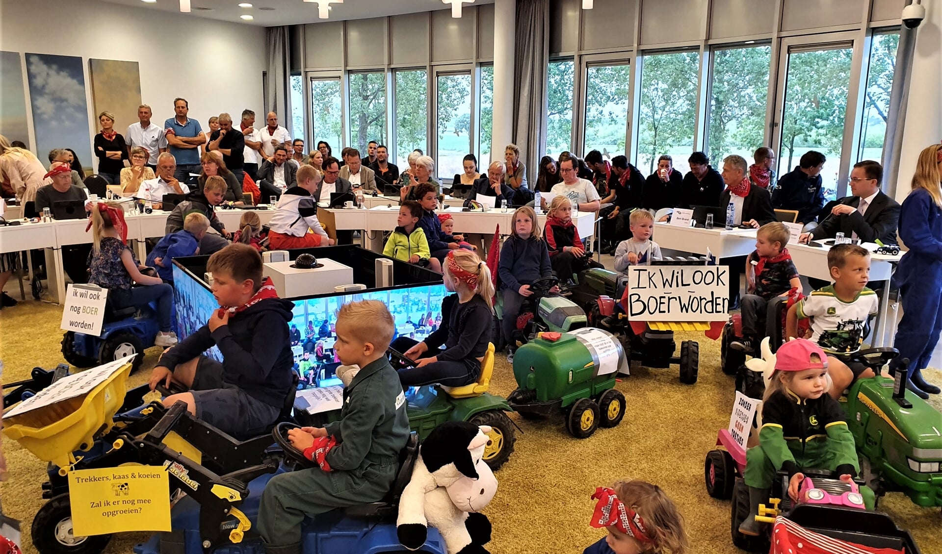 Beeld van de ludieke protestactie in de raadszaal, eerder dit jaar (Foto: Archief Eilanden-Nieuws).