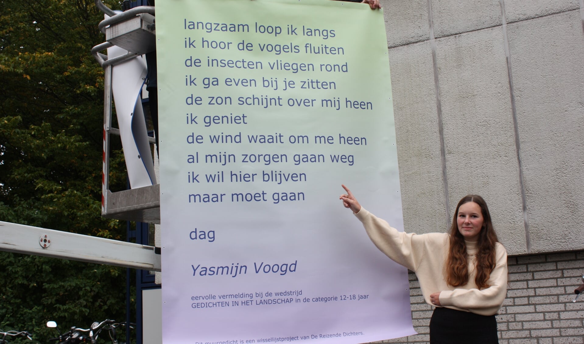 Yasmijn met haar gedicht (Foto: Kees van Rixoort).