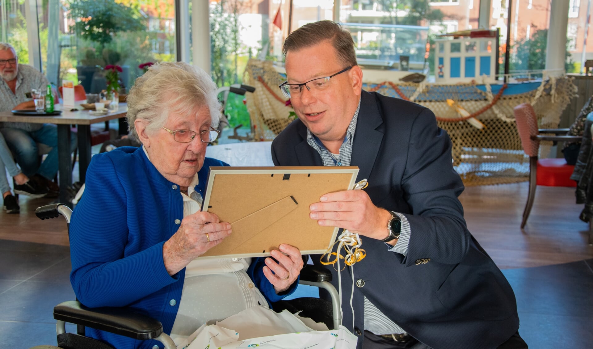De 100-jarige kreeg uit handen van Berend Jan Bruggeman haar ingelijste geboorteakte (Foto: Sam Fish).