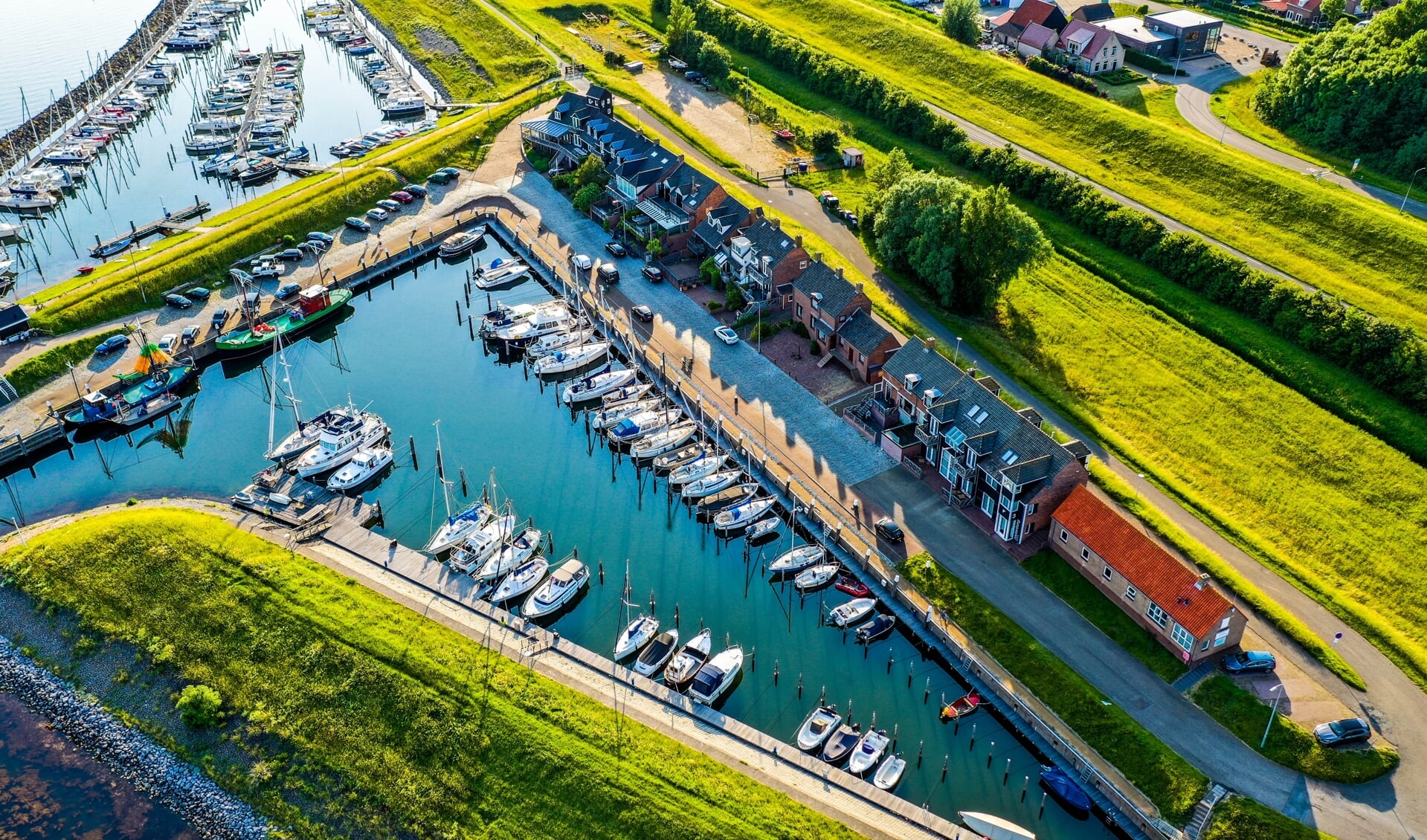 De Ouddorpse haven vanuit de lucht (Foto: bjornmierop.nl).