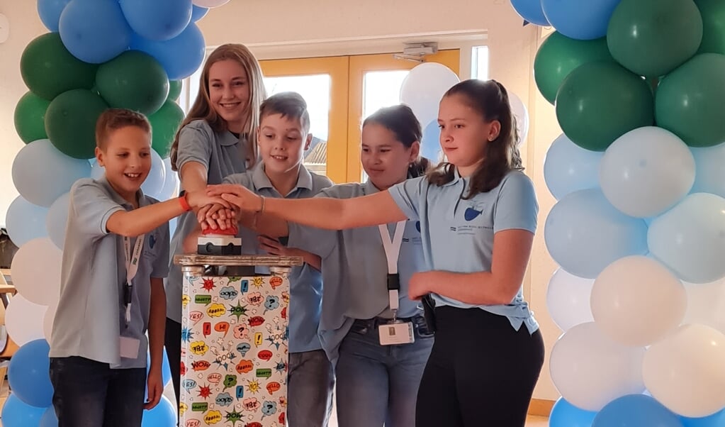 Leden Kinderadviesraad van links naar rechts: Huib Sijtsma, Ivana Verschoor, Mats van Unen, Djindi Schaap en Britt Willems. Elise van Heinsberg staat niet op de foto (Foto: pr). 