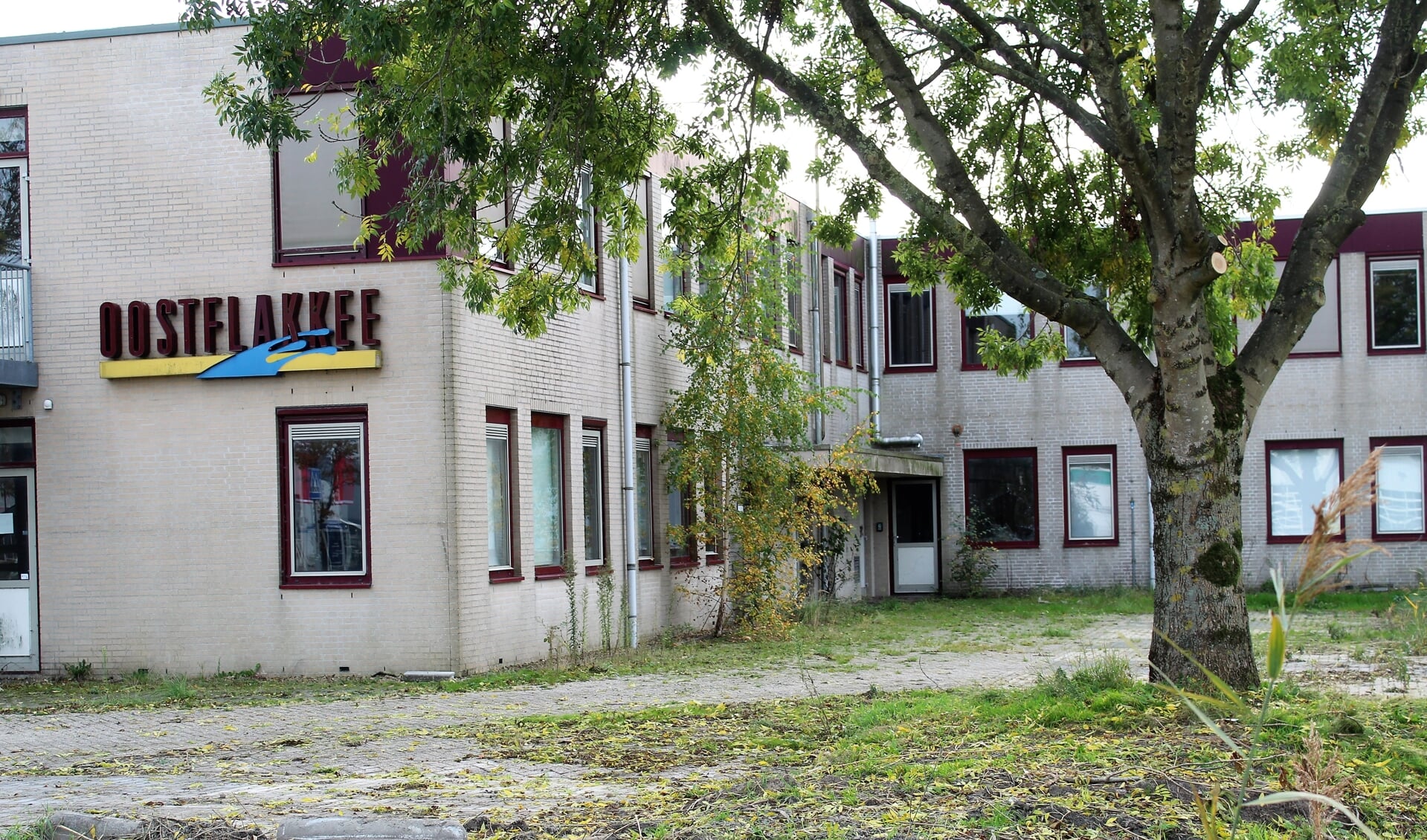 Het voormalige gemeentehuis van de gemeente Oostflakkee in Oude-Tonge staat te verpauperen (Foto: Mirjam Terhoeve).