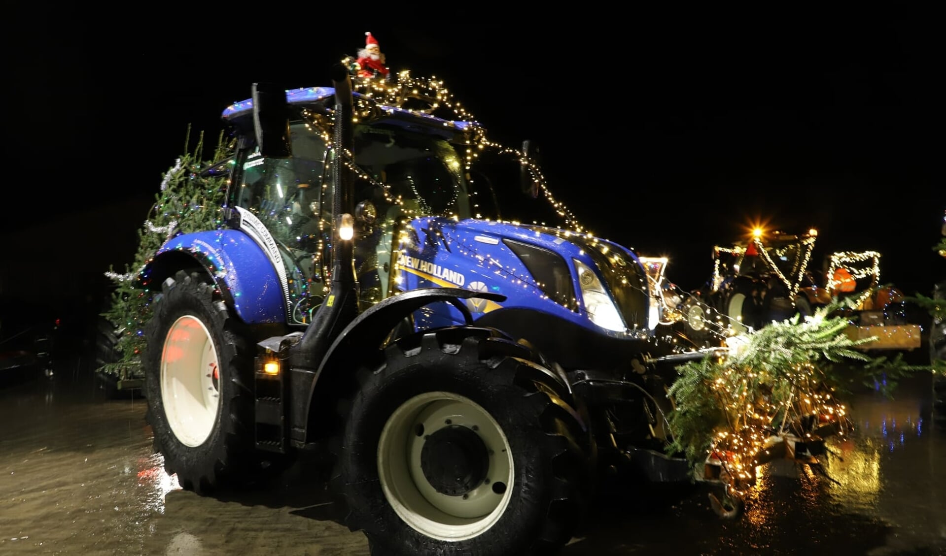 Een versierde tractor tijdens de lichtjesparade van 2021. (Foto: Wilko van Dam)